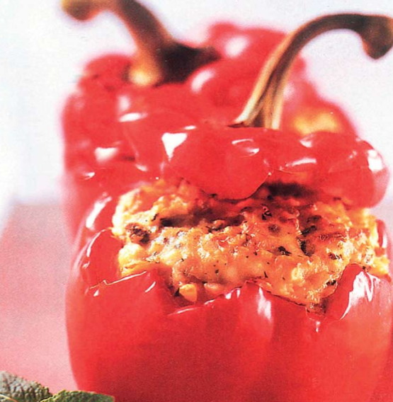 ΠΙΠΕΡΙΕΣ ΓΕΜΙΣΤΕΣ ΜΕ ΦΕΤΑ ΚΙ ΕΛΙΕΣ